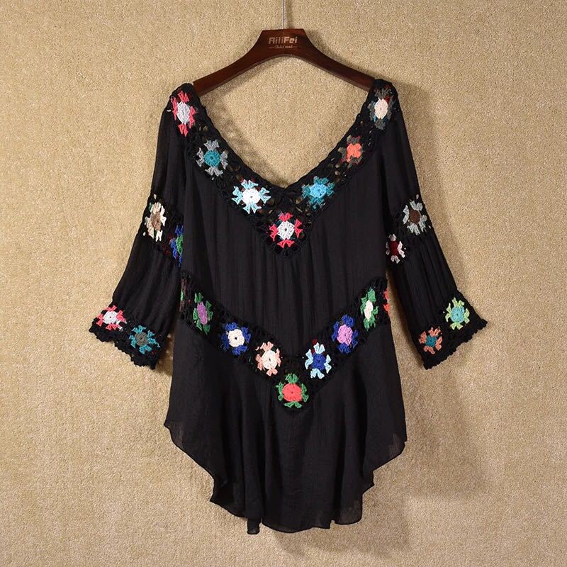 Dame heklet bluse med fargerike blomsterapplikasjoner Skjora