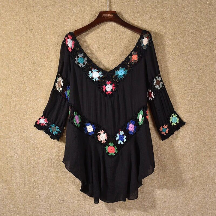 Dame heklet bluse med fargerike blomsterapplikasjoner Skjora