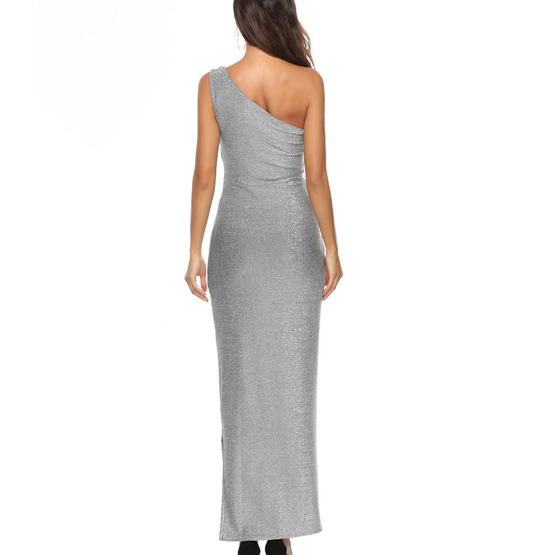 Kvinnenes elegante maxi kjole med asymmetrisk kutt og skimrende stoff Skjora