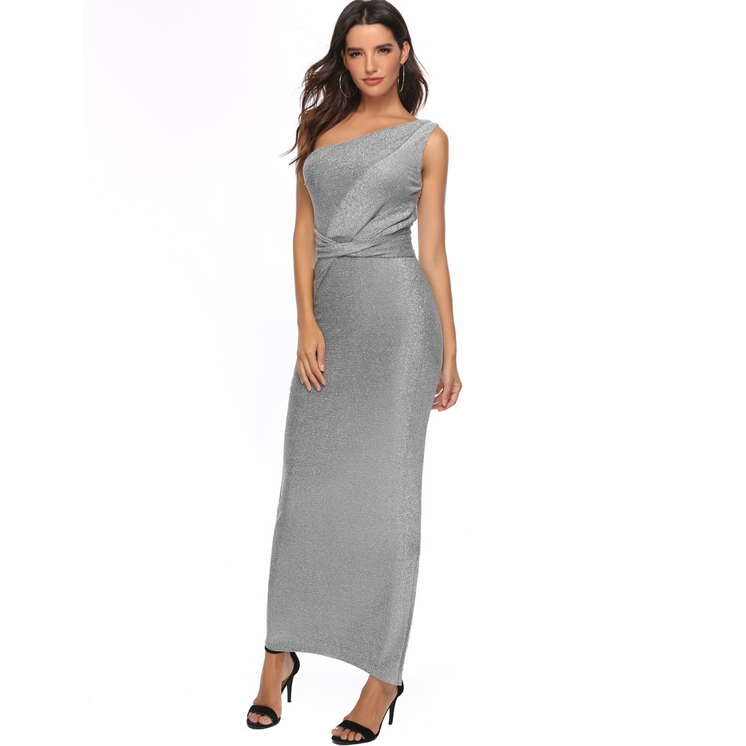 Kvinnenes elegante maxi kjole med asymmetrisk kutt og skimrende stoff Skjora