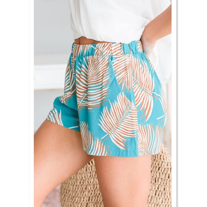 Kvinnens luftige strandshorts med elastisk midje og tropisk bladdesign