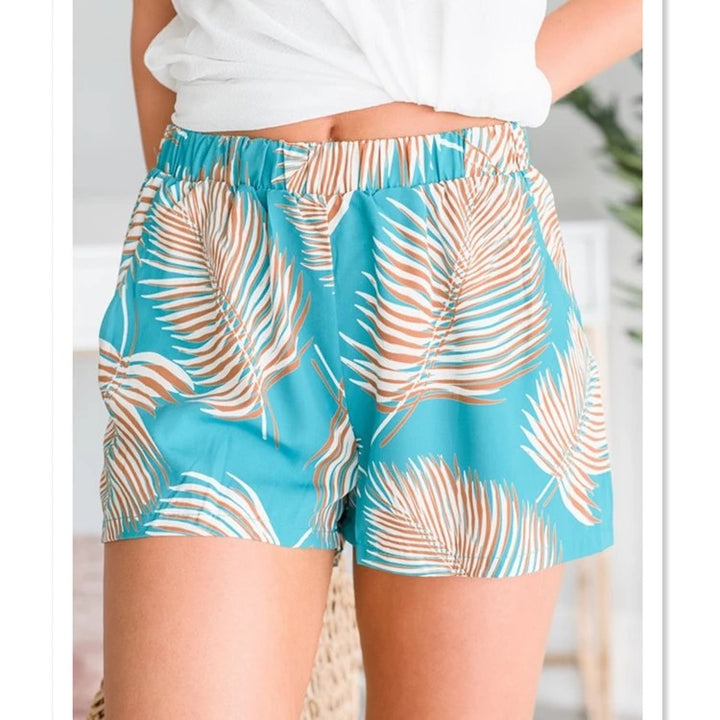 Kvinnens luftige strandshorts med elastisk midje og tropisk bladdesign