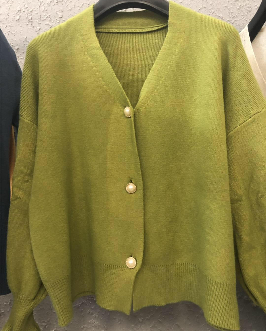 Kvinne cardigan med elegante perleknapper Skjora