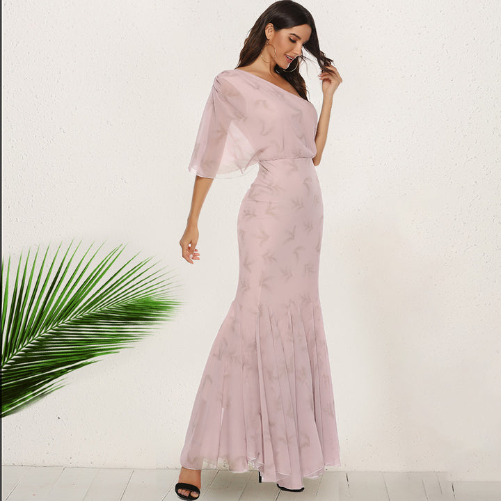 Kvinnens elegante kveldsdrakt med asymmetrisk kutting og svingende kant