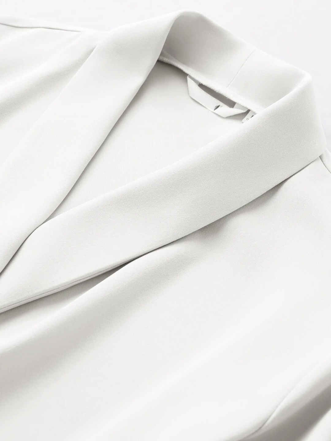 Asymmetrisk chiffongbluse med jakkekrage