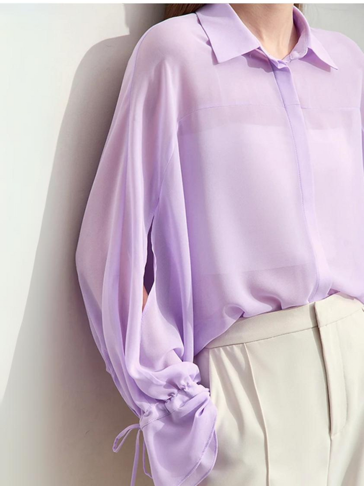 Gjennomsiktig chiffongbluse med rynkede mansjetter