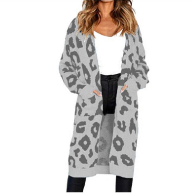 Kvinnens chunky strikket cardigan med dyretrykk og praktiske lommer Skjora