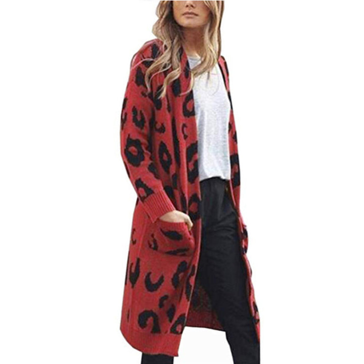 Kvinnens chunky strikket cardigan med dyretrykk og praktiske lommer Skjora
