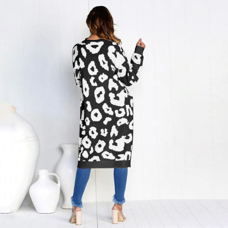 Kvinnens chunky strikket cardigan med dyretrykk og praktiske lommer Skjora