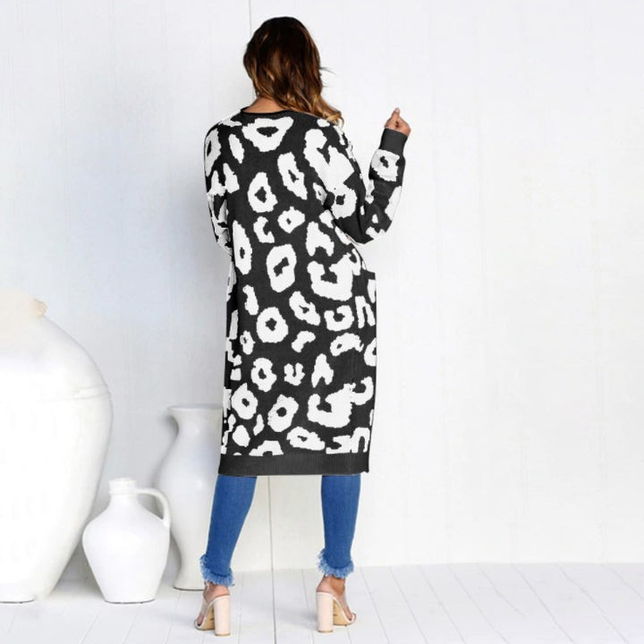 Kvinnens chunky strikket cardigan med dyretrykk og praktiske lommer Skjora
