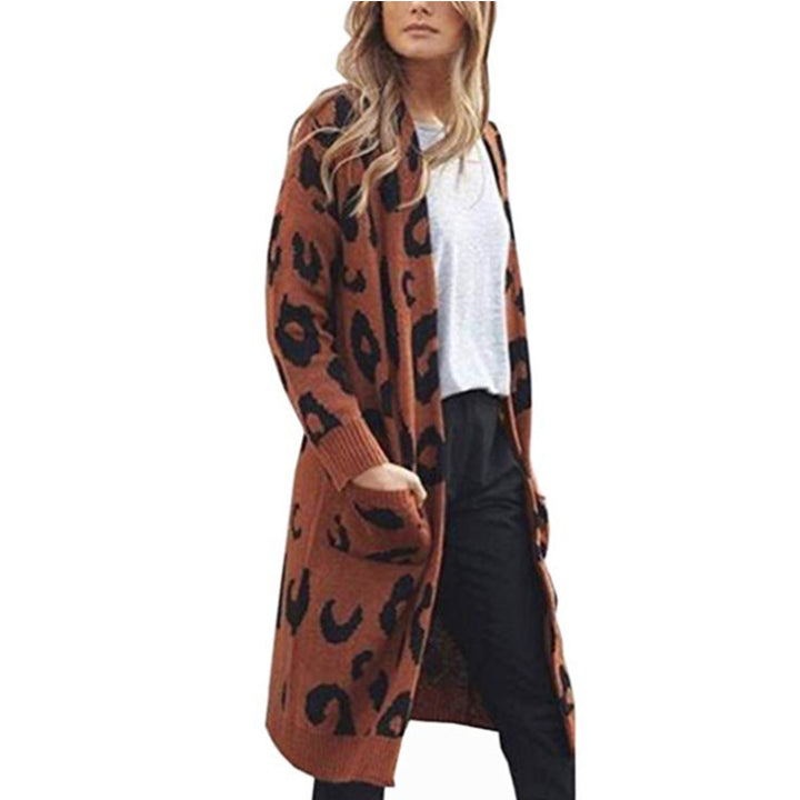 Kvinnens chunky strikket cardigan med dyretrykk og praktiske lommer Skjora