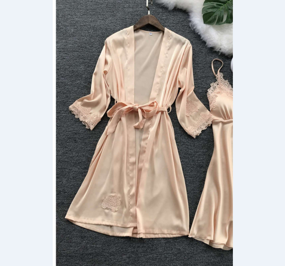 Dame satin husfrakk med fine spisse detaljer og justerbart belte Skjora