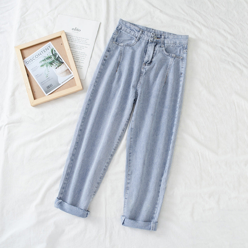 Kvinne høytaljede jeans i klassisk mom-stil med oppbrettede hemser