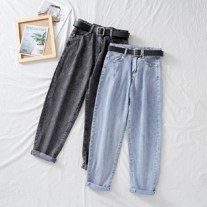 Kvinne høytaljede jeans i klassisk mom-stil med oppbrettede hemser