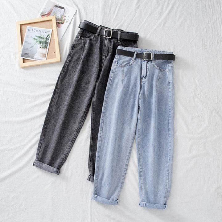 Kvinne høytaljede jeans i klassisk mom-stil med oppbrettede hemser