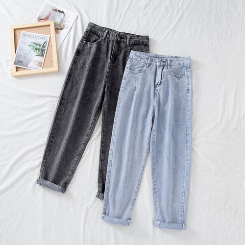 Kvinne høytaljede jeans i klassisk mom-stil med oppbrettede hemser
