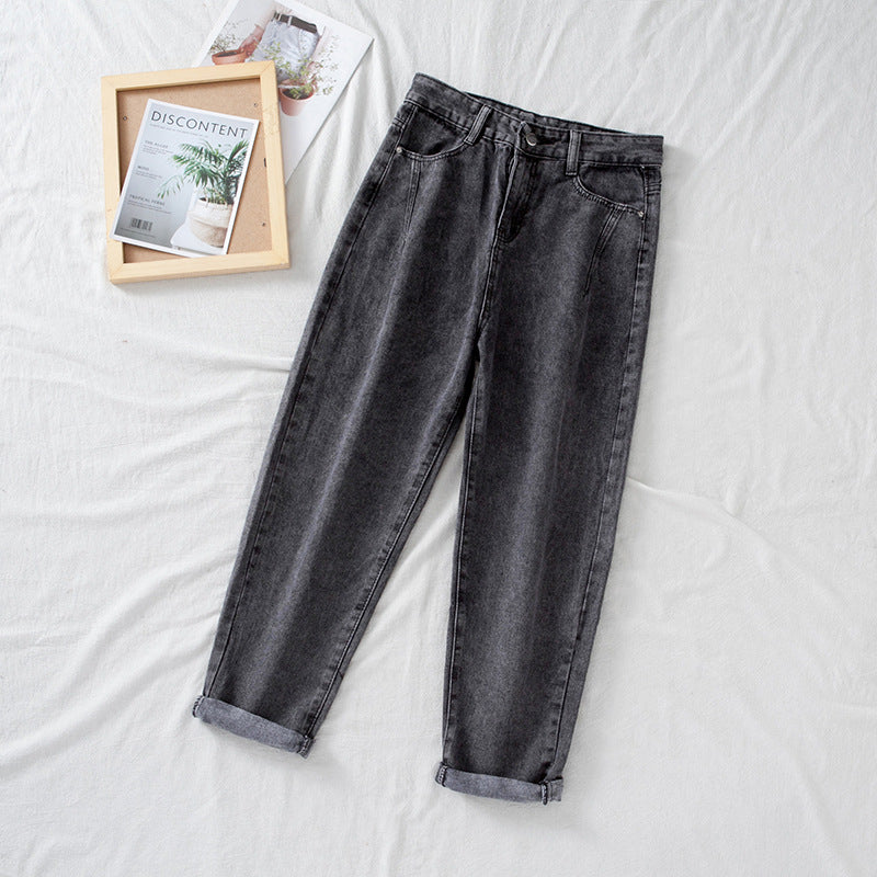 Kvinne høytaljede jeans i klassisk mom-stil med oppbrettede hemser