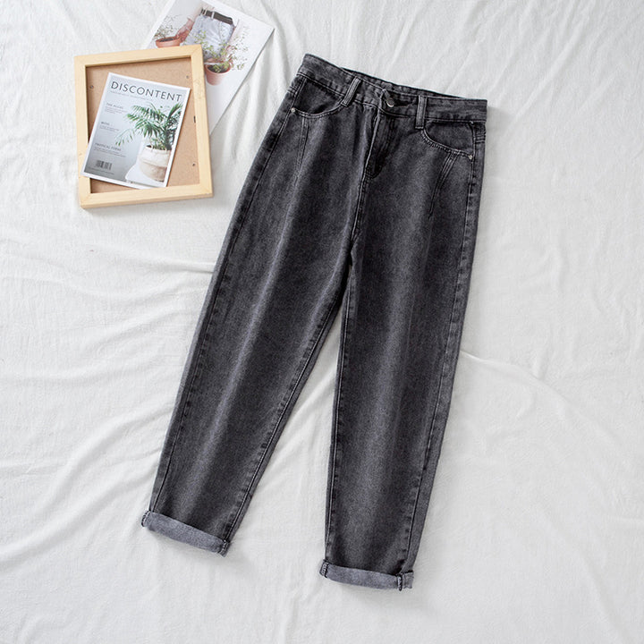 Kvinne høytaljede jeans i klassisk mom-stil med oppbrettede hemser