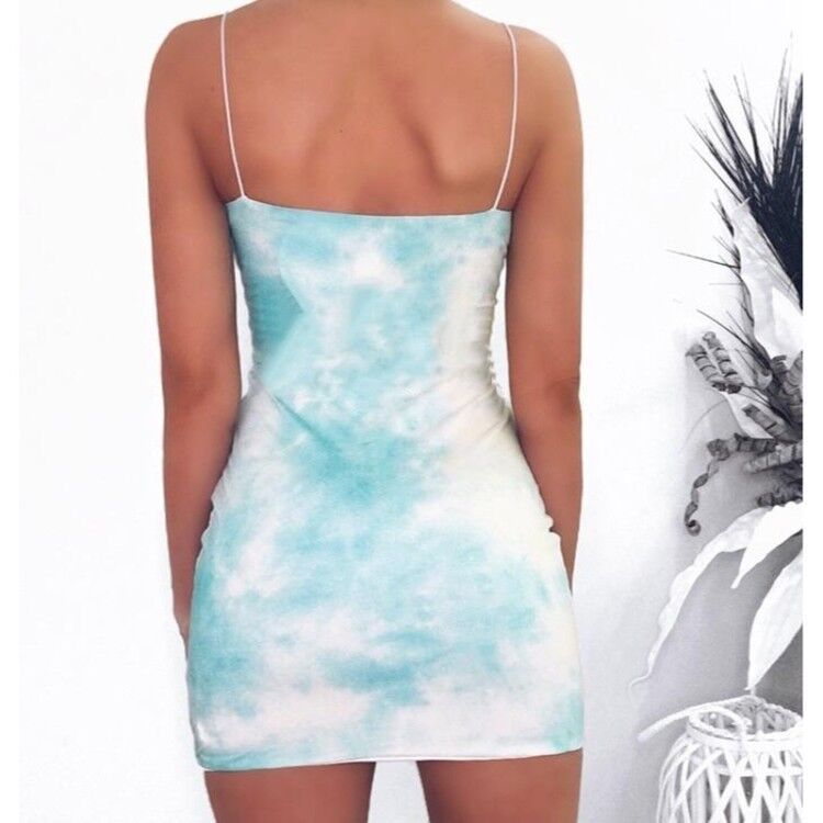 Kvinnenes tettsittende minikjole i uformell tie-dye-design