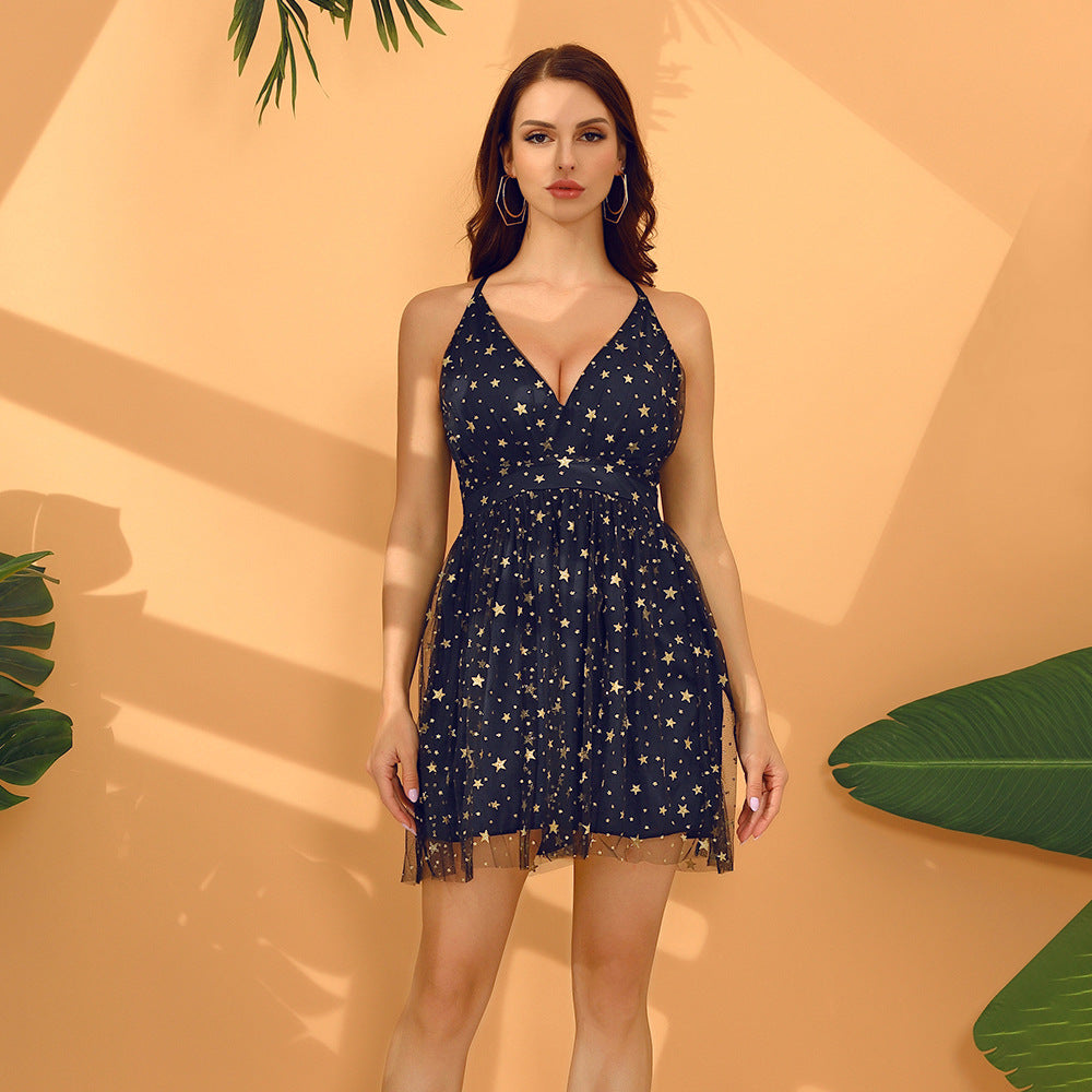 Kvinne sommerkjole med dyp V-hals og delikat stjernemønster