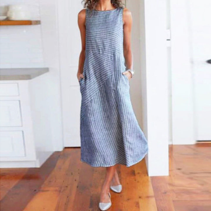 Kvinnens maxikjole med midjev betoning og diagonalt stripe mønster Skjora