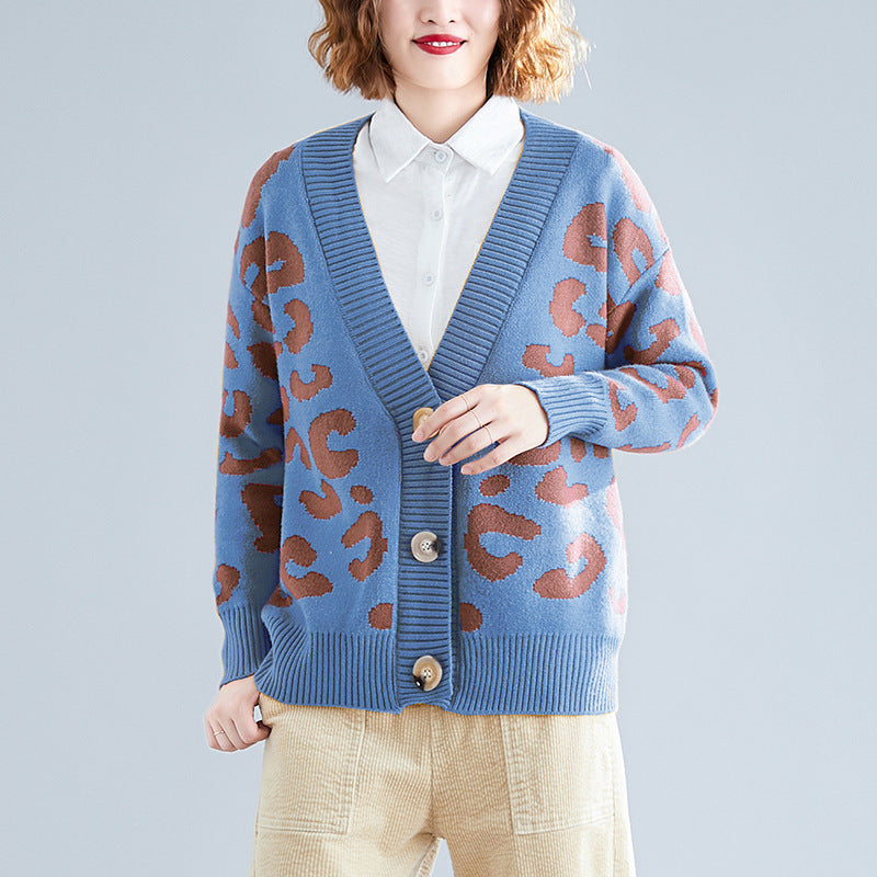 Kvinnenes stor strikket cardigan med leopardmønster og knappdetaljer Skjora
