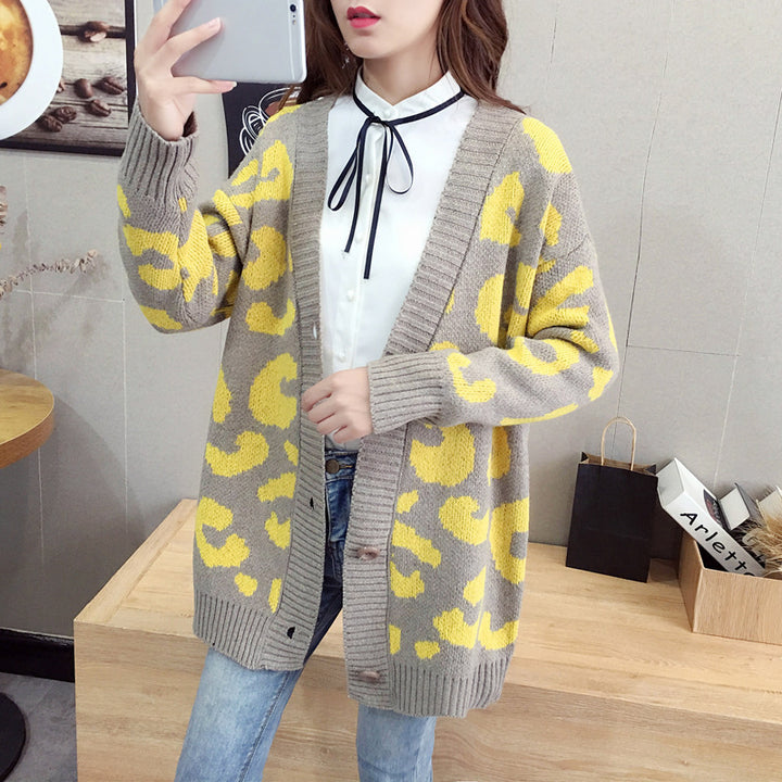 Kvinnenes stor strikket cardigan med leopardmønster og knappdetaljer Skjora