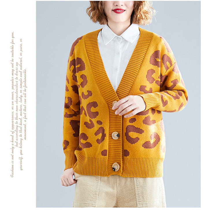 Kvinnenes stor strikket cardigan med leopardmønster og knappdetaljer Skjora