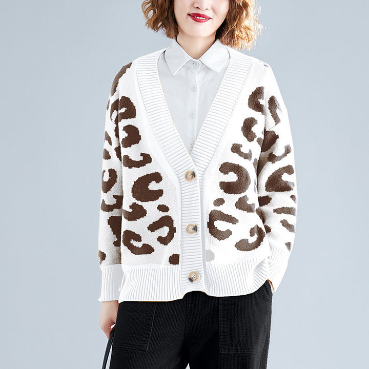 Kvinnenes stor strikket cardigan med leopardmønster og knappdetaljer Skjora
