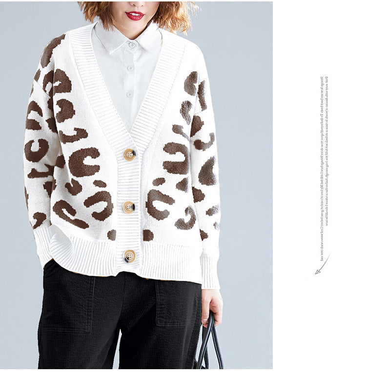 Kvinnenes stor strikket cardigan med leopardmønster og knappdetaljer Skjora