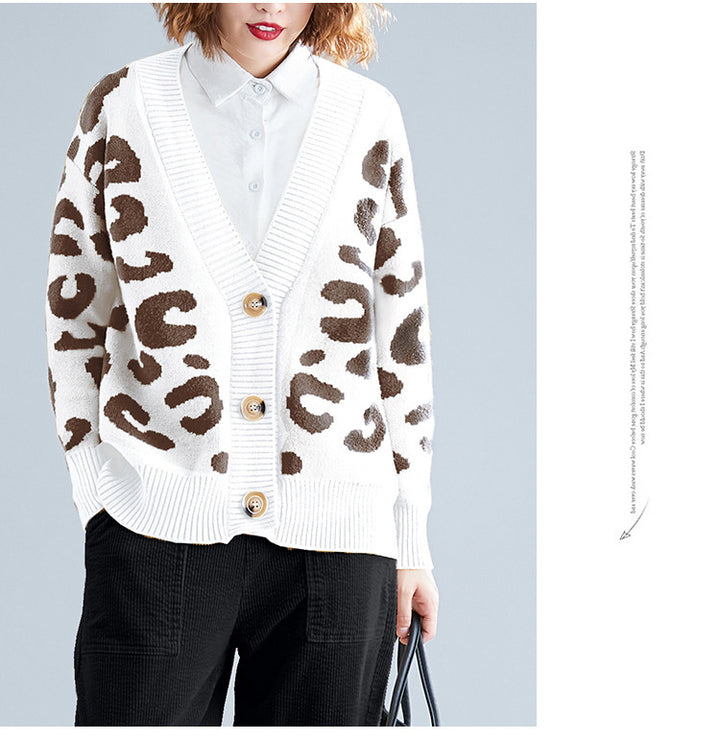 Kvinnenes stor strikket cardigan med leopardmønster og knappdetaljer Skjora