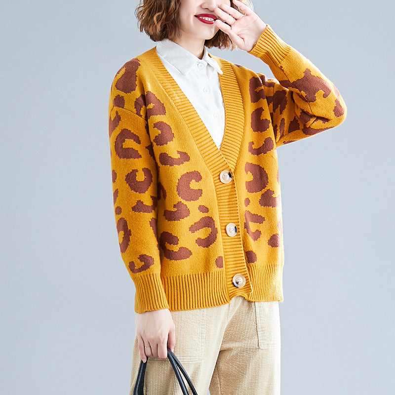Kvinnenes stor strikket cardigan med leopardmønster og knappdetaljer Skjora