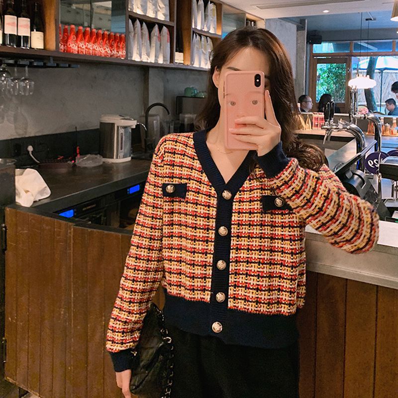 Kvinnes fashionable cardigan med trendy rutemønster og glitrende knapper Skjora