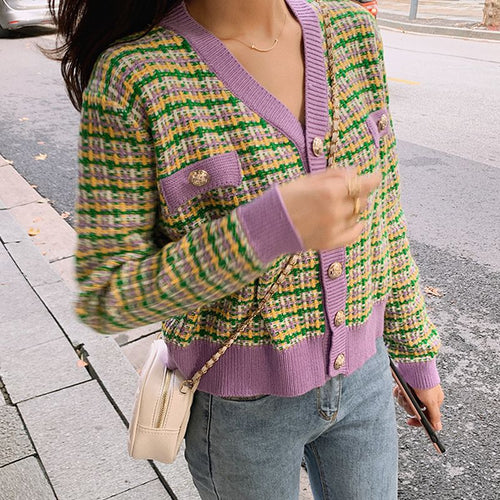 Kvinnes fashionable cardigan med trendy rutemønster og glitrende knapper Skjora