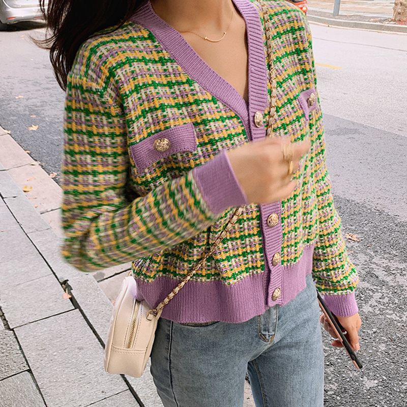 Kvinnes fashionable cardigan med trendy rutemønster og glitrende knapper Skjora