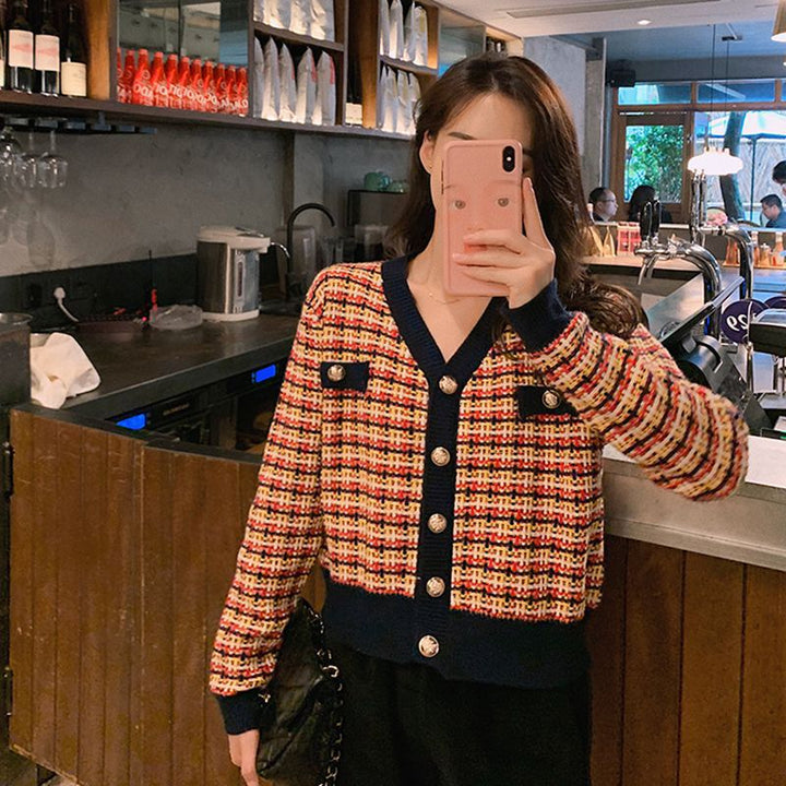 Kvinnes fashionable cardigan med trendy rutemønster og glitrende knapper Skjora