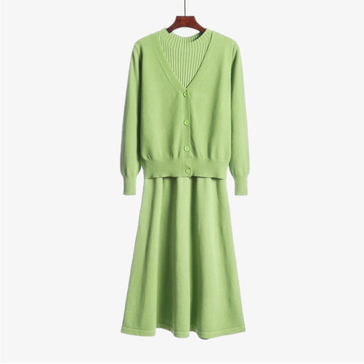 Kvinners strikket ensemble med tettsittende kjole og lett cardigan Skjora