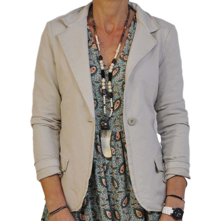 Kvinneluxusblazer med strukturerte detaljer og slim-fit snitt Skjora