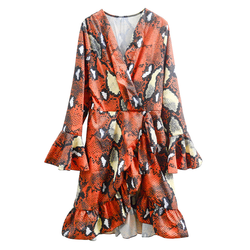 Kvinnenes omslagskjole med trendy leireinnlegg og kunstneriske volangerm sleeves