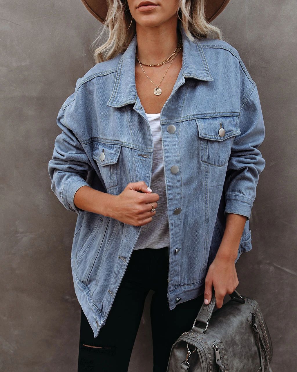 Kvinne casual denimjakke i oversized passform med brystlommer Skjora