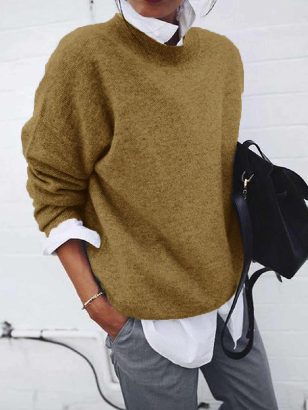 Dame koselig rundhalsgenser laget av fin strikkblanding Skjora