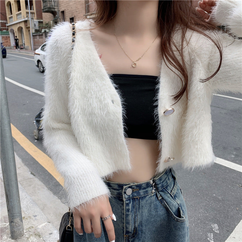 Kvinnemønstret fluffy strikket cardigan med knappdesign Skjora