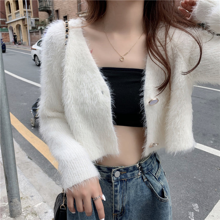Kvinnemønstret fluffy strikket cardigan med knappdesign Skjora
