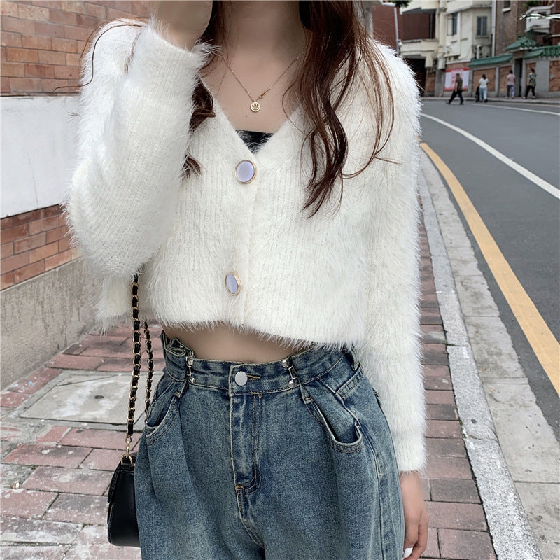Kvinnemønstret fluffy strikket cardigan med knappdesign Skjora