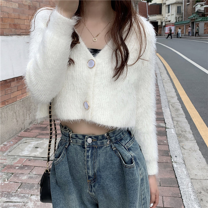 Kvinnemønstret fluffy strikket cardigan med knappdesign Skjora