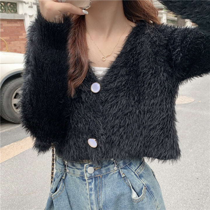 Kvinnemønstret fluffy strikket cardigan med knappdesign Skjora