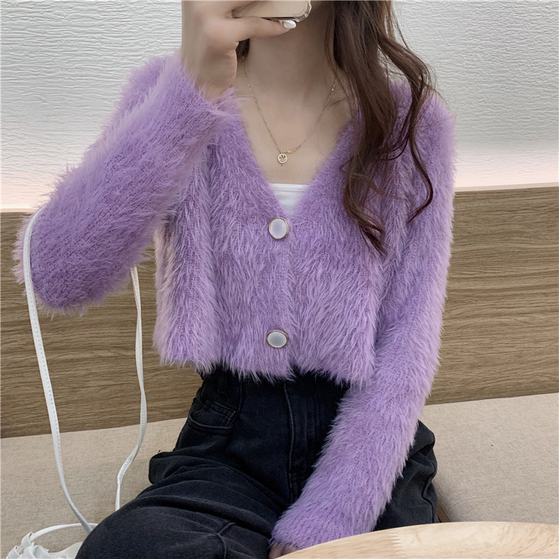 Kvinnemønstret fluffy strikket cardigan med knappdesign Skjora