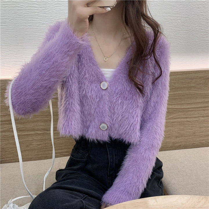 Kvinnemønstret fluffy strikket cardigan med knappdesign Skjora