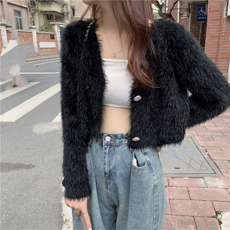 Kvinnemønstret fluffy strikket cardigan med knappdesign Skjora