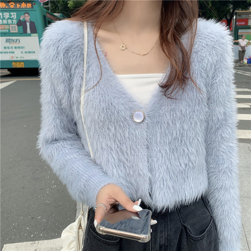 Kvinnemønstret fluffy strikket cardigan med knappdesign Skjora